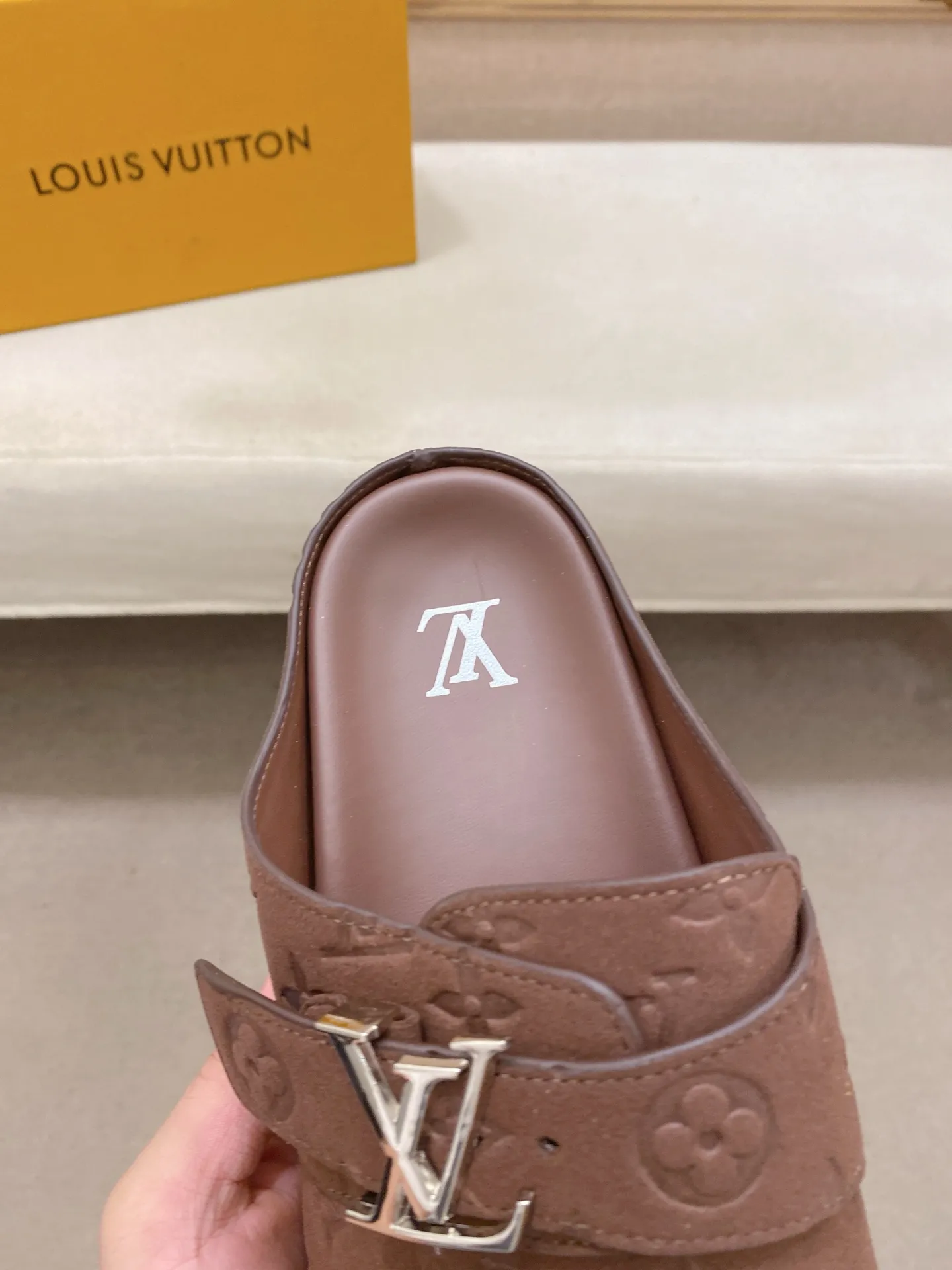 Men's shoes 💰: 360💰LV made 🔍Top purchasing agents, men's spring and summer slippers are available at the same counter. The uppers are made of Italian imported denim with logo graphics and high-quality craftsmanship. The soles are original soles specially provided by the original factory. The exclusive movable molded soles are super comfortable. Original factory follow-up products. 🔍🔍High quality. You can enter and exit the counter at will. Welcome to compare. The code number is 38-44.